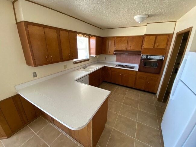 Building Photo - Northeast El Paso 3bed/2bath w/LOTS of living space!