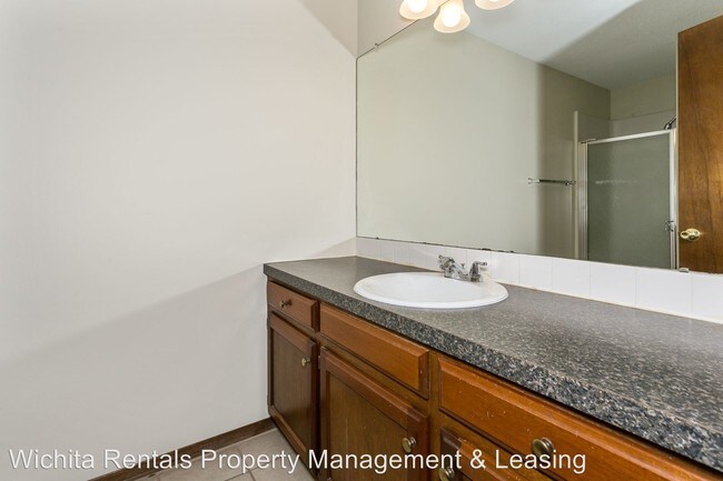 Building Photo - 3 br, 2 bath Apartment - 580 W. 3rd 580 W 3rd