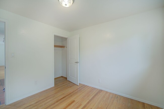 Building Photo - 3bd/1.5ba Mercer Island Home