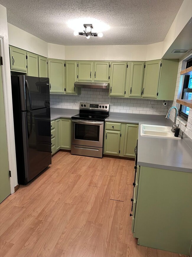 Building Photo - Spacious State College townhouse available August!