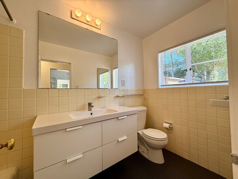Building Photo - 5530 Village Grn
