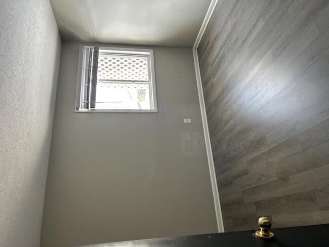 Building Photo - 911 W McKay Rd