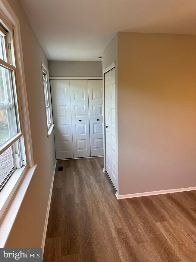 Building Photo - 18 Madison St