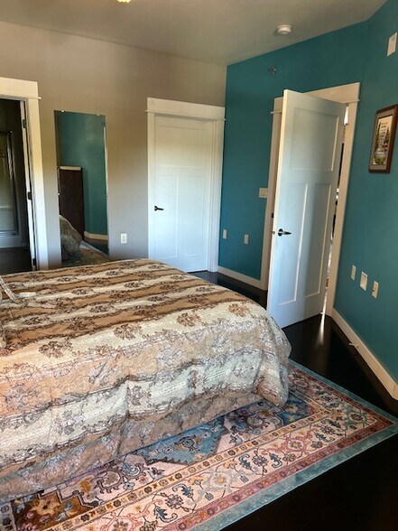 master with queen, walk in closet, master bath - 400 N Richmond St