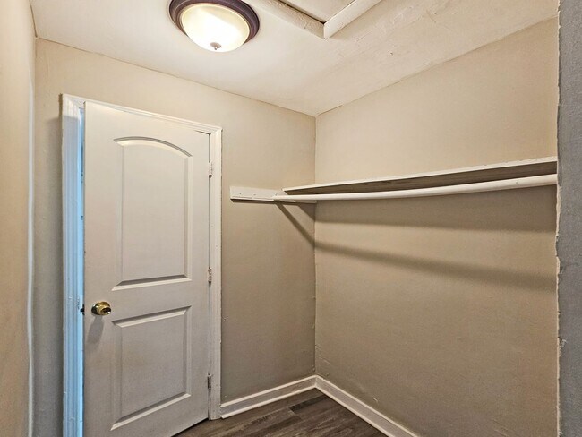 Building Photo - 2/1 Duplex Near Hank Aaron Dr - Housing Vo...