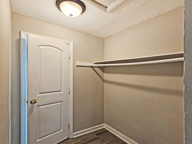 Building Photo - No Steps - 2/1 Duplex Near Hank Aaron Dr -...