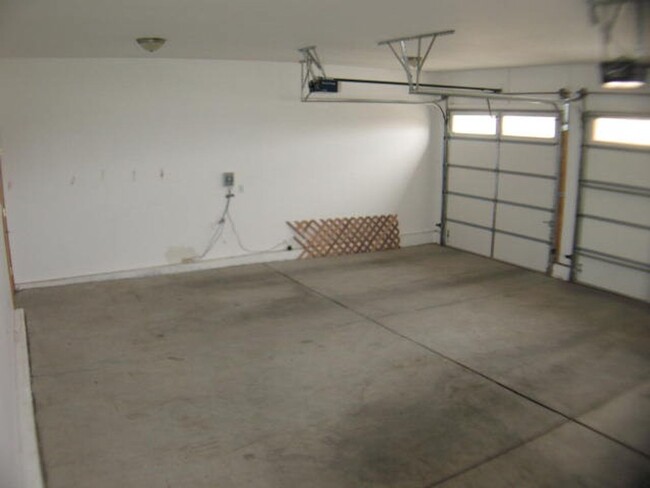 Building Photo - ALL PROSPECTIVE TENANTS MUST SUBMIT A $58 ...