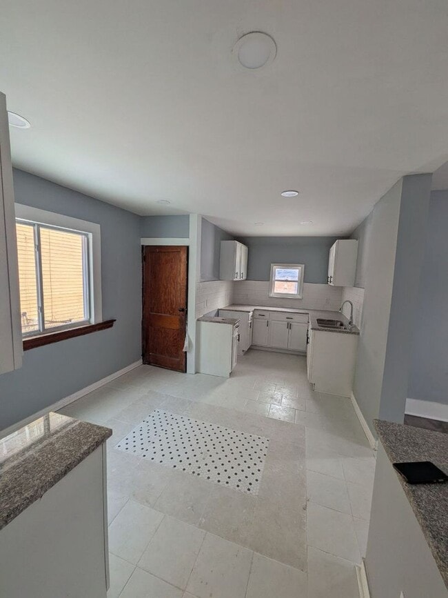 Building Photo - Large 4 bedroom 1.5 bathroom- EDEN and CMHA Section 8 Welcomed.