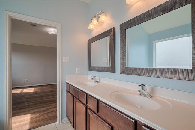 Building Photo - 5123 Oak Briar Ln