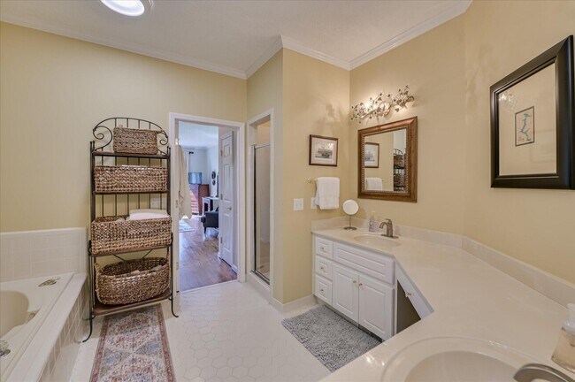 Building Photo - 108 White Willow Pl