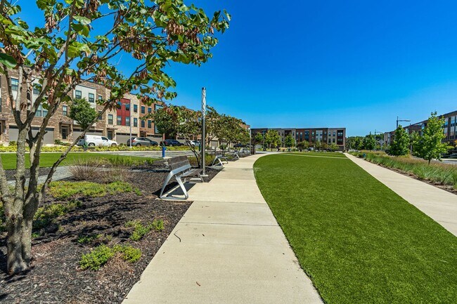 Building Photo - Modern 3 BR Townhome in Village of Towne Square Includes Trash, Cable/internet and Landscaping!