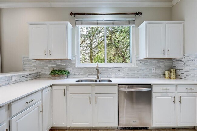 Building Photo - 5605 Creek Meadows Cove