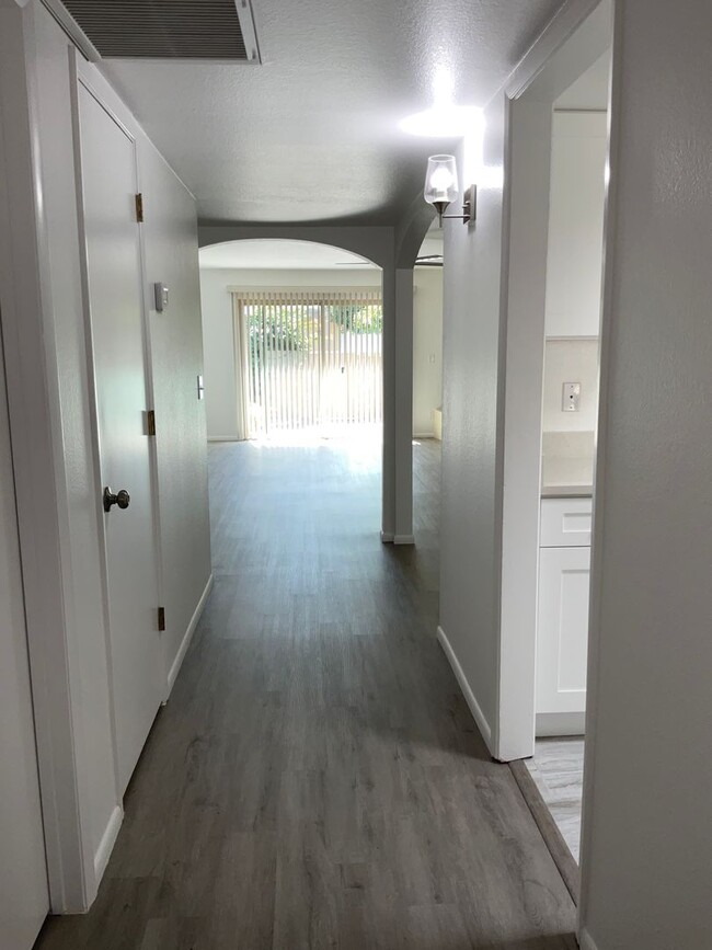 Building Photo - Eastside townhome completely remodeled, he...