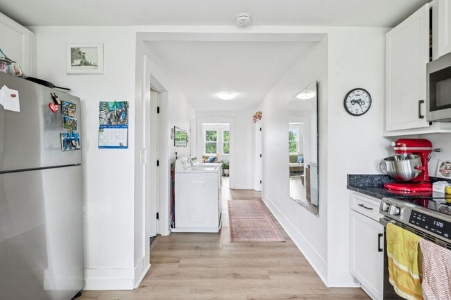 Building Photo - Charming Renovated 2BR/1BA Duplex in 1940s...