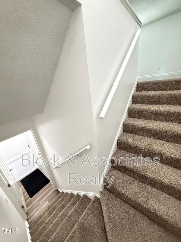 Building Photo - 401 Holly Berry Ln