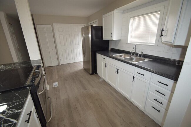 Building Photo - 3134 Skyview Dr