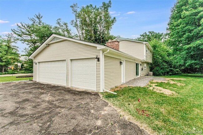 Building Photo - 21993 Riverview Dr