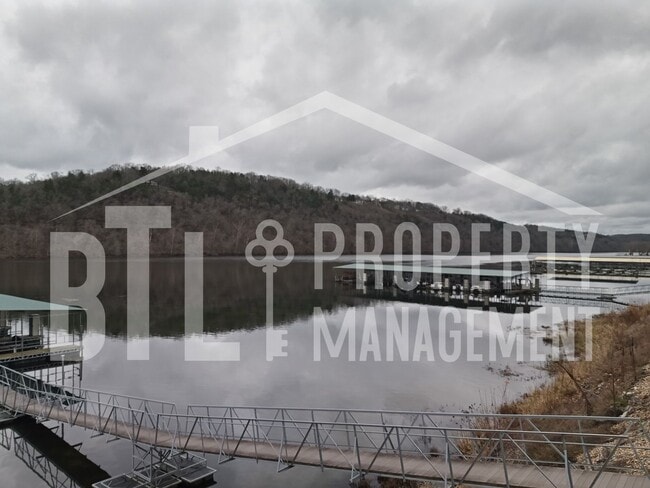 Building Photo - Beautiful 3 Bedroom Condo with a Lake View!