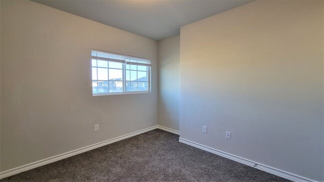 Building Photo - Beautiful 3 bed / 2.5 bath townhome