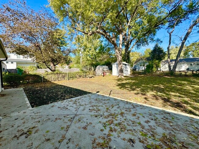 Building Photo - 2226 W 74th Terrace