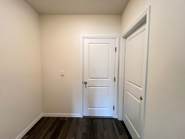 Building Photo - Perfect townhouse -  available now!