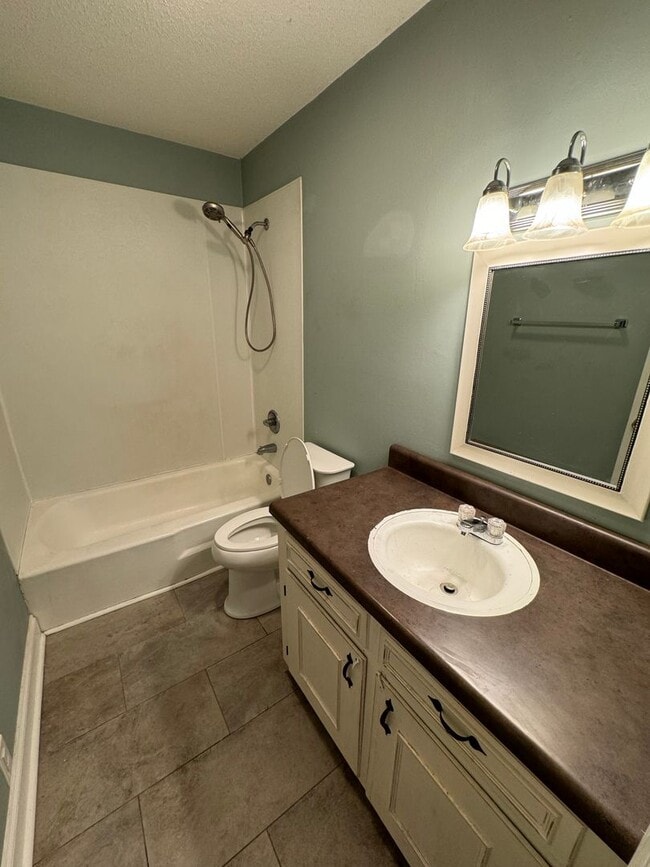 Building Photo - Brick 2/1 Apartment in Cave Spring- $995