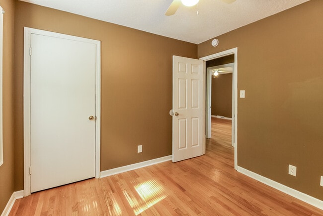 Building Photo - 1600 Sir Galahad Rd