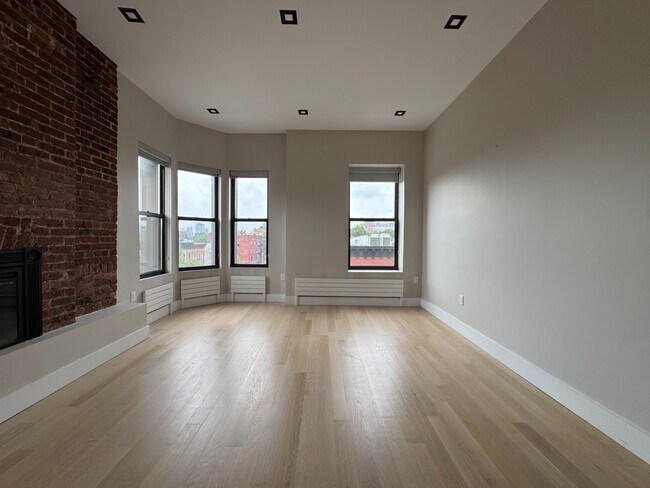 Building Photo - 369 Seventh Avenue