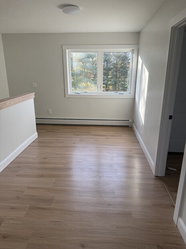 Building Photo - 959 W River Rd