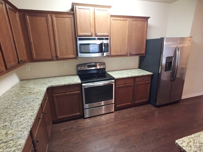 Building Photo - Modern 3BR Townhome - Swim/Tennis and More!