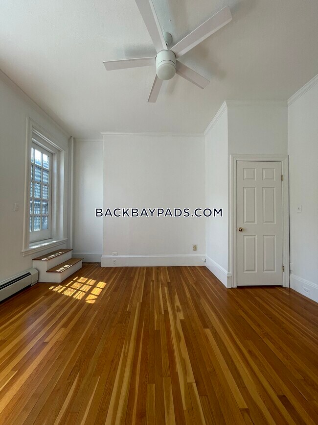 Building Photo - 370 Marlborough St