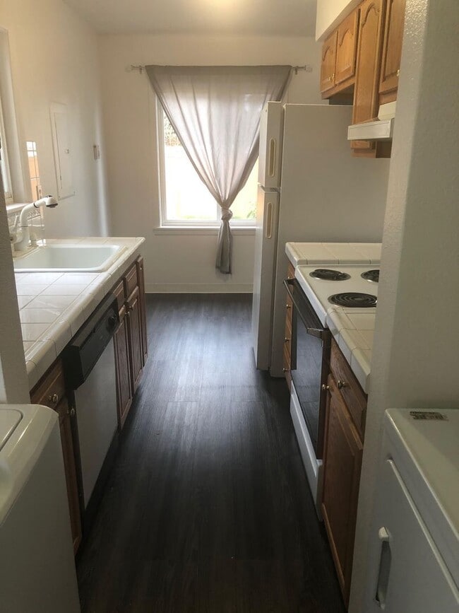 Building Photo - Lisa Johnson Duplex (LJ)