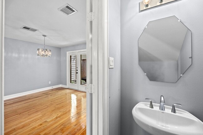 Building Photo - 5951 S Loop E