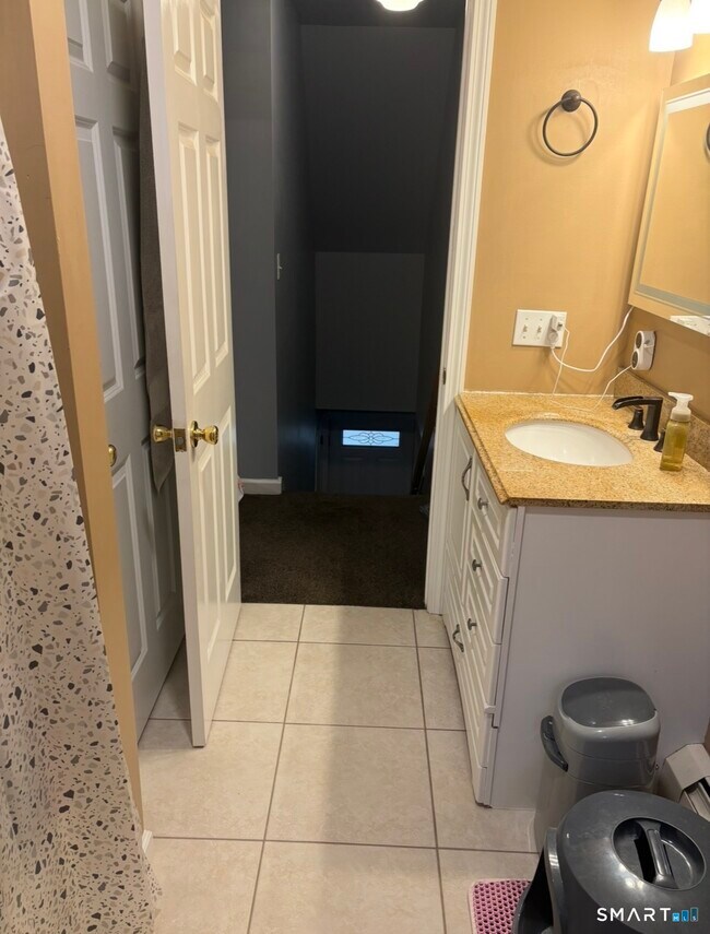 Building Photo - 939 N Main St