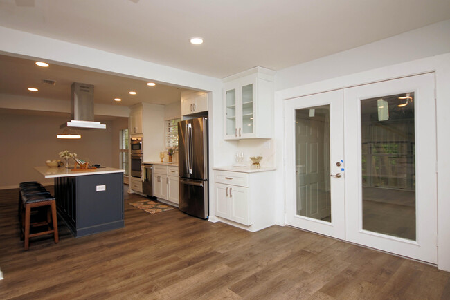 Building Photo - 596 L'Ombre Ct NE