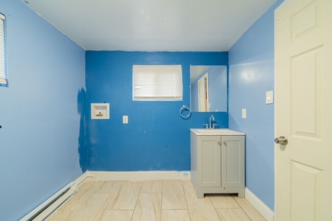 Building Photo - Cozy Bungalow