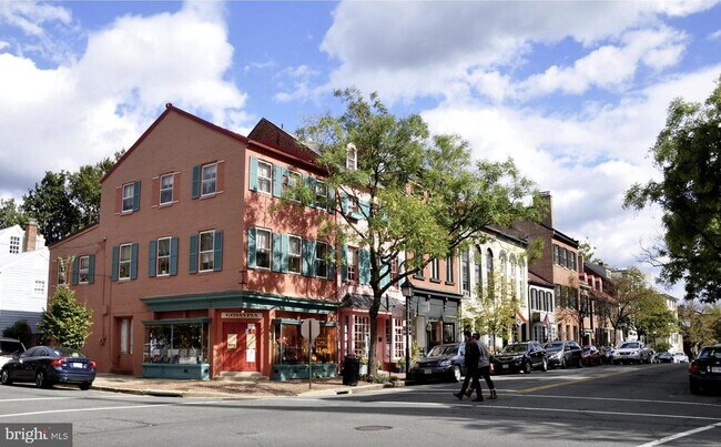Building Photo - 906 S Washington St