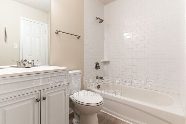 Building Photo - 17 Heather Ln