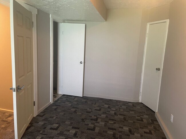 Building Photo - HayAve531-533