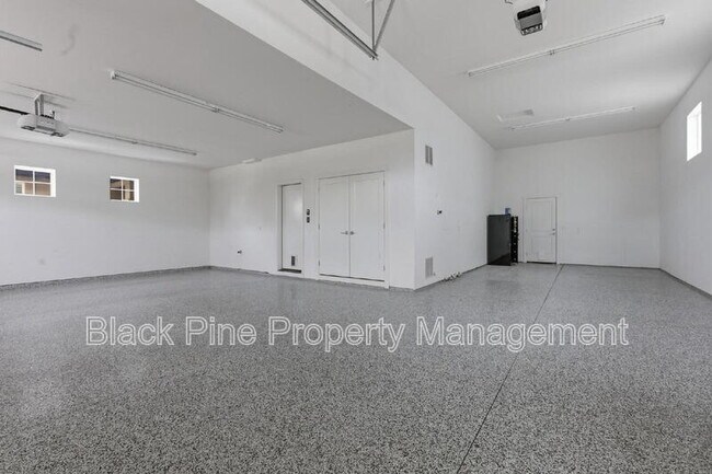Building Photo - 3761 W Renhold Dr