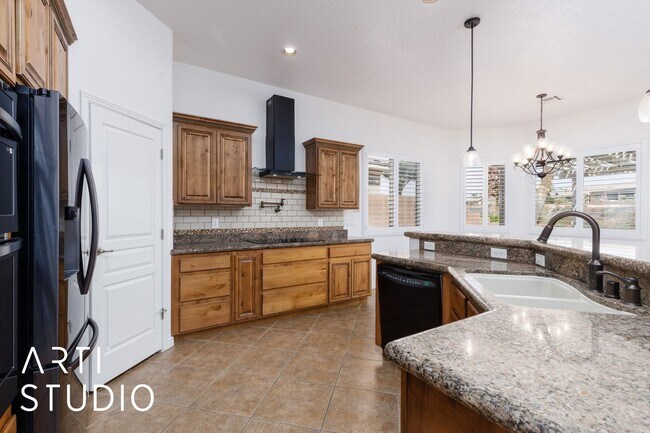 Building Photo - Beautiful 2-bedroom 2-bathroom and 2-car garage located in a gated community