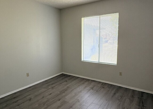 Building Photo - 1705 Catalpa Ave