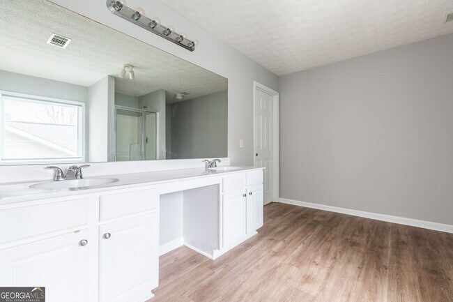 Building Photo - 3290 Cooper Woods Dr