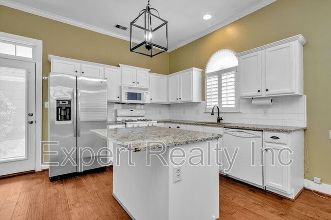 Building Photo - 6285 S Clubview Cir