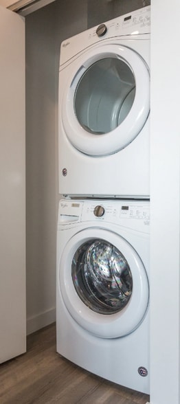 Building Photo - 754 W Sheridan Rd