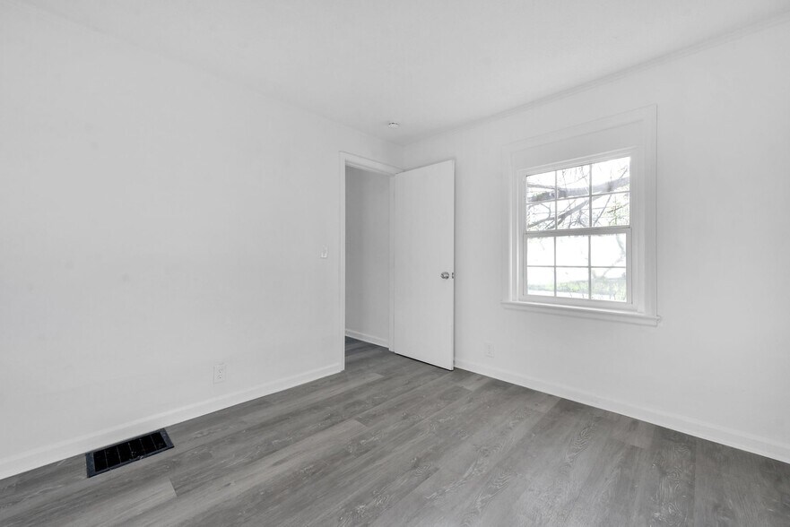 Building Photo - 2383 Hiawatha Park Dr
