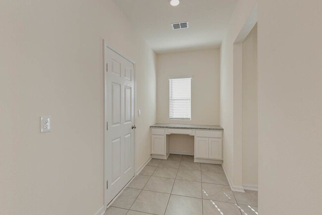 Building Photo - Silver Leaf townhouse w/ Office!