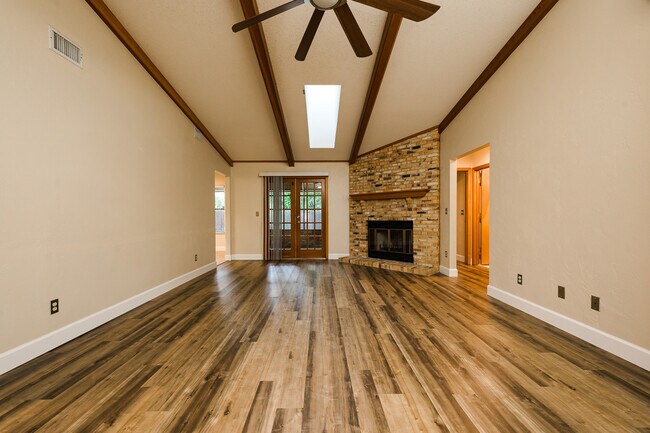 Building Photo - 1523 Poplar Dr