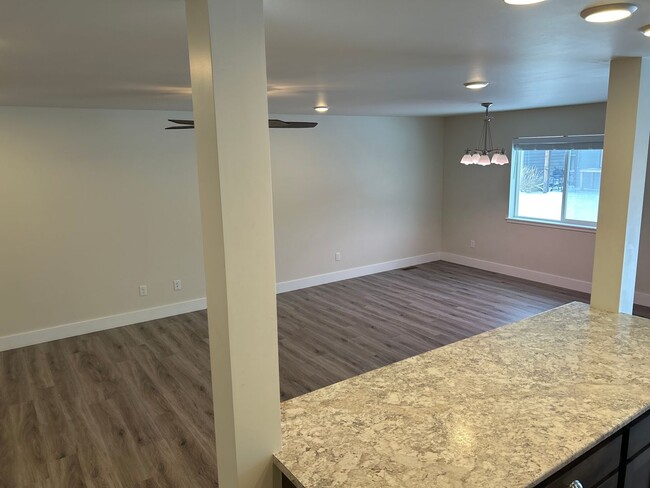 Building Photo - 1028 Abigail Ln