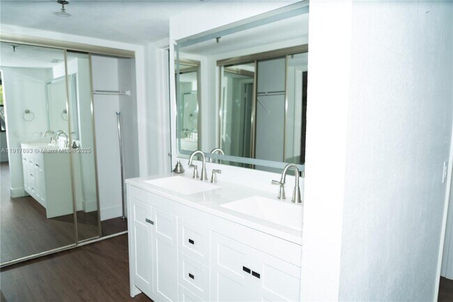 Building Photo - 105 Lake Emerald Dr